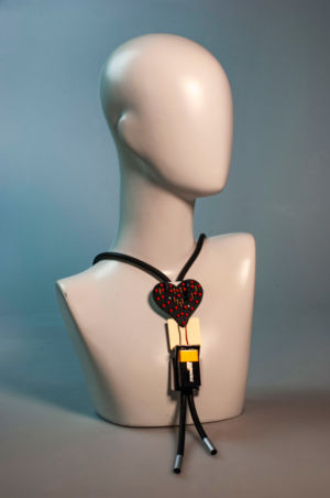 Ale Guzzetti robot gioiello d'artista collana circuito elettronico cuore